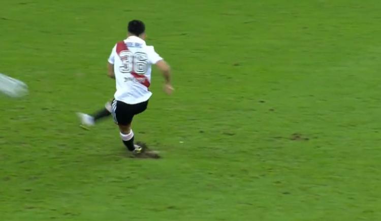 Imagen de El doble toque de Pablo Solari en el penal de la discordia: ¿qué dice el reglamento?