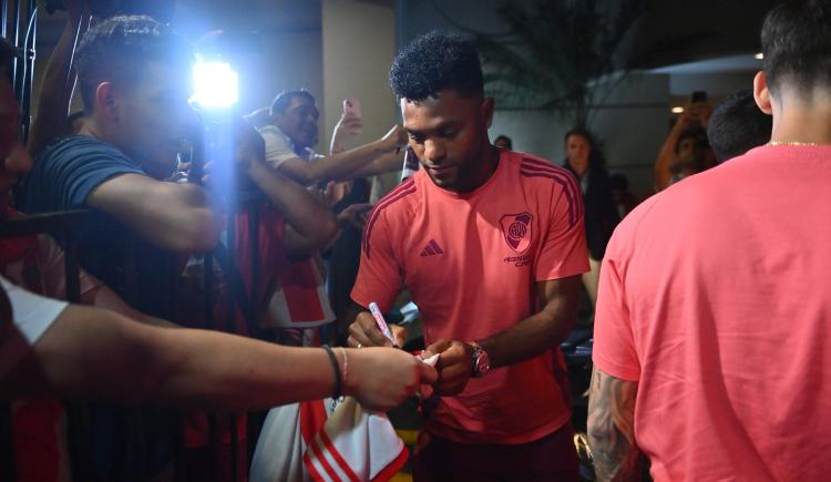 Imagen de La festiva recepción que tuvo River en Guayaquil y el equipo que pondrá Gallardo