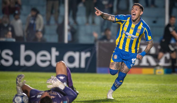 Imagen de Rosario Central se lo ganó a Atlético Tucumán sobre el cierre y se prendió en la tabla anual