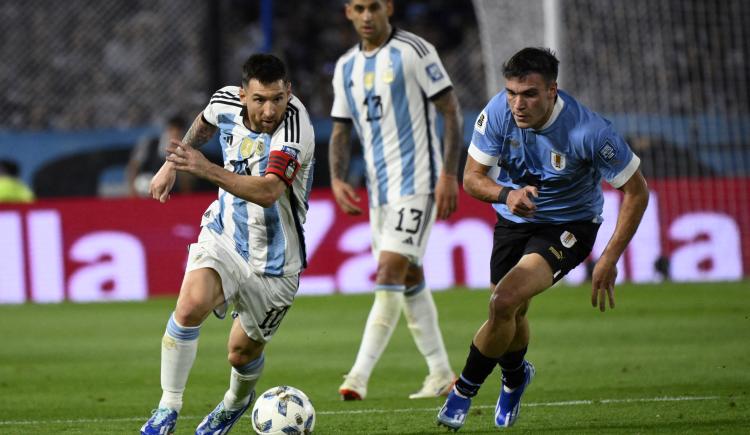 Imagen de Discutió con Messi y De Paul y ahora volvió a calentar la previa entre Uruguay y Argentina