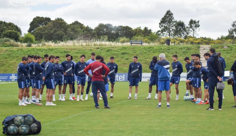 Imagen de PEÑAROL - NACIONAL, SUSPENDIDO POR LA MUERTE DE TABARÉ VÁZQUEZ
