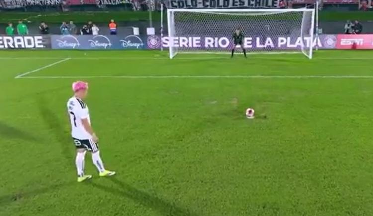 Imagen de Penal fallido y lesión: tiró a lo Panenka y terminó tumbado