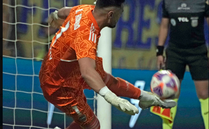 Imagen de Sergio Romero: los penales y un récord en Boca