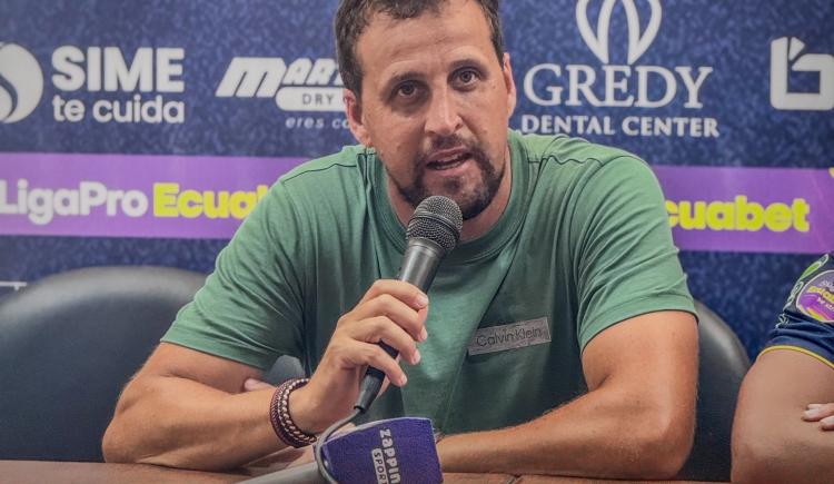 Imagen de La furia de un DT argentino: perdió 5-0, se enojó con los periodistas porque no le preguntaron nada y renunció