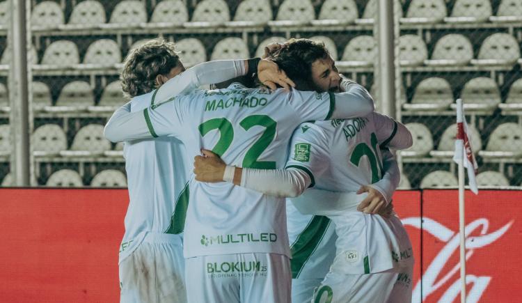 Imagen de Sanguinetti se vistió de héroe y Banfield eliminó por penales a Midland