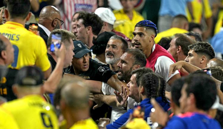 Imagen de Escándalo: Jugadores de Uruguay, a las piñas con hinchas colombianos