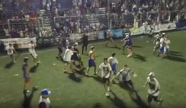 Imagen de Batalla campal y tiros entre hinchas de Midland tras el ascenso: qué dijo el club
