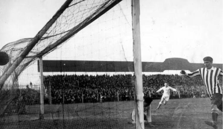 Imagen de El partido que más tiempo demoró en volver a jugarse en la historia de los mundiales: Estados Unidos y Paraguay se reencuentran tras casi un siglo