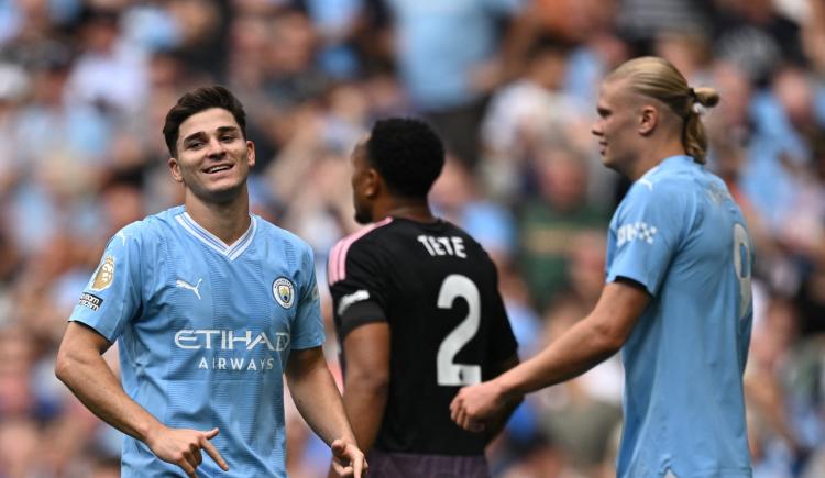 Imagen de Manchester City goleó y Julián Álvarez brilló