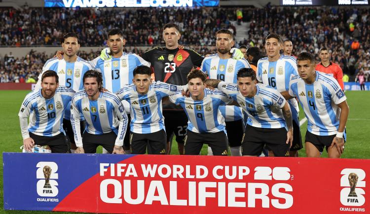 Imagen de Dolor de cabeza para Scaloni: un defensor de la Selección se lesionó y será baja por dos meses