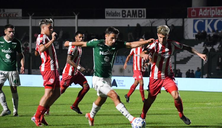 Imagen de En un partido demorado por incidentes, Barracas se lo empató sobre la hora a Sarmiento