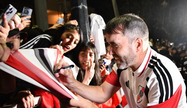 Imagen de River llegó a Salta para su partido por Copa Argentina y fue recibido por una multitud