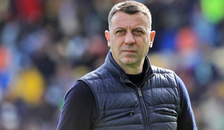 Imagen de La decisión que tomó Lecce con su entrenador tras pegarle un cabezazo a un futbolista rival