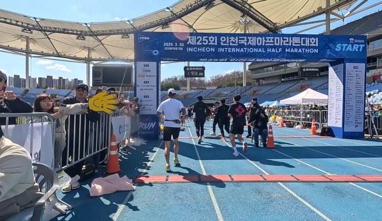 Imagen de “Sentí un dolor intenso”: polémica por lo que hizo un coach con una atleta tras cruzar la meta en el maratón