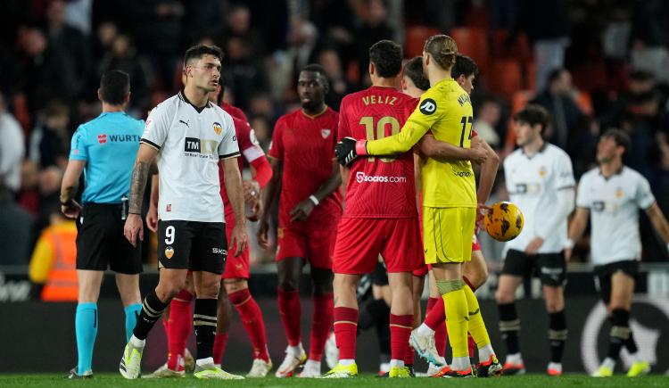 Imagen de Alejo Véliz debutó con la camiseta de Sevilla