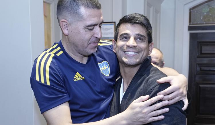 Imagen de Autotelismo y amistad: el picado de Riquelme en el patio de su casa