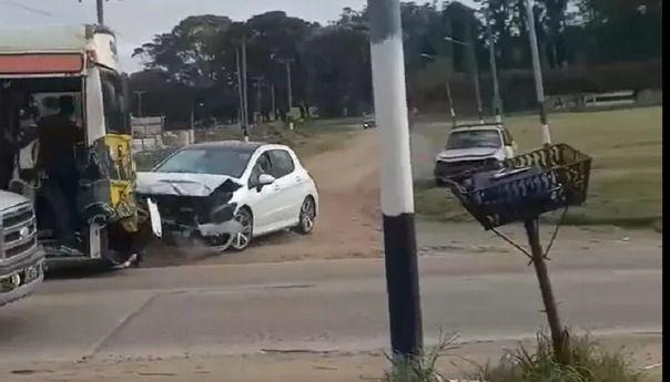 Imagen de El impactante choque de un micro contra un auto en la previa del partido de Aldosivi