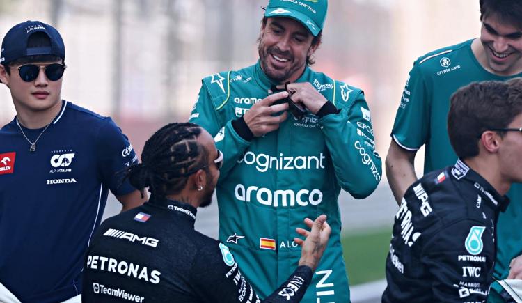 Imagen de El palito de Fernando Alonso para Lewis Hamilton