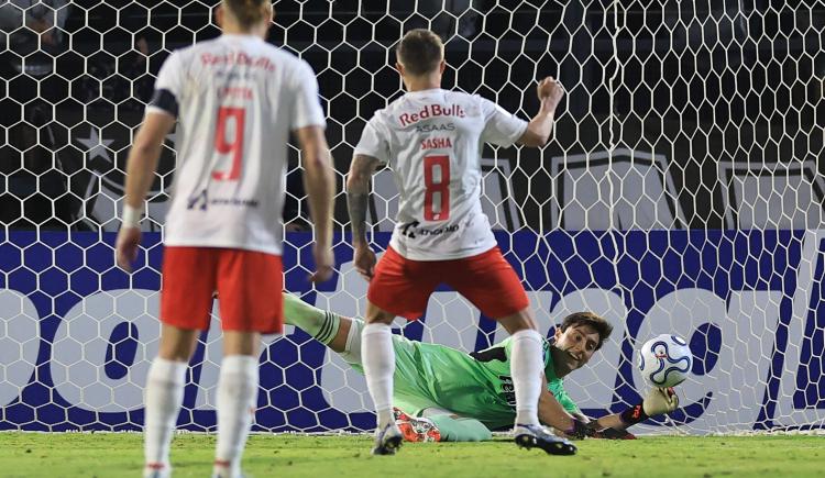 Imagen de Santiago Beltrán, el héroe en Brasil: el arquero cortó dos rachas para River con un solo manotazo
