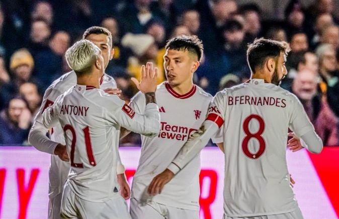 Imagen de Lisandro Martínez fue titular después de 130 días