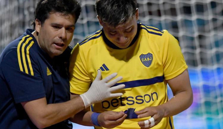 Imagen de Alarma en Boca: Zeballos se lesionó y salió envuelto en llanto