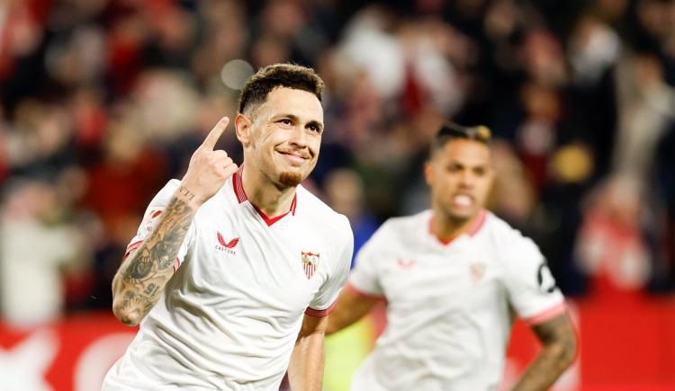Imagen de Pese al gol de Lucas Ocampos, Sevilla perdió y se hundió
