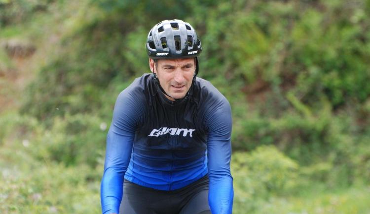 Imagen de Lionel Scaloni, orgulloso de su medalla en ciclismo