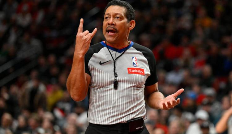 Imagen de Preocupación en la NBA: un árbitro se lesionó en pleno partido y lo sacaron en silla de ruedas