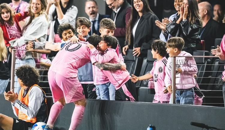 Imagen de El emotivo festejo de Messi con sus hijos en pleno partido