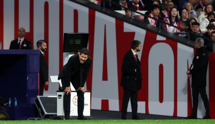 Imagen de Atlético de Madrid pagó caro una tempranera expulsión y no pudo saltar a la cima