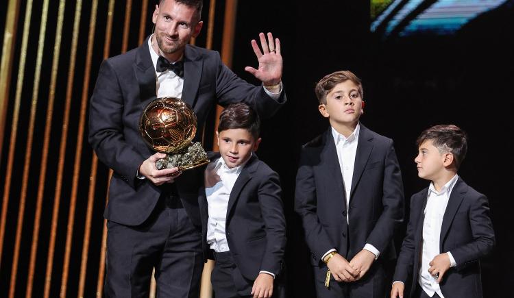 Imagen de Messi le dedicó el Balón de Oro a Maradona: "Esto es para vos, Diego"