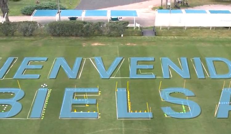 Imagen de La original presentación de Marcelo Bielsa en Uruguay: heladerita, huellas y pizarra