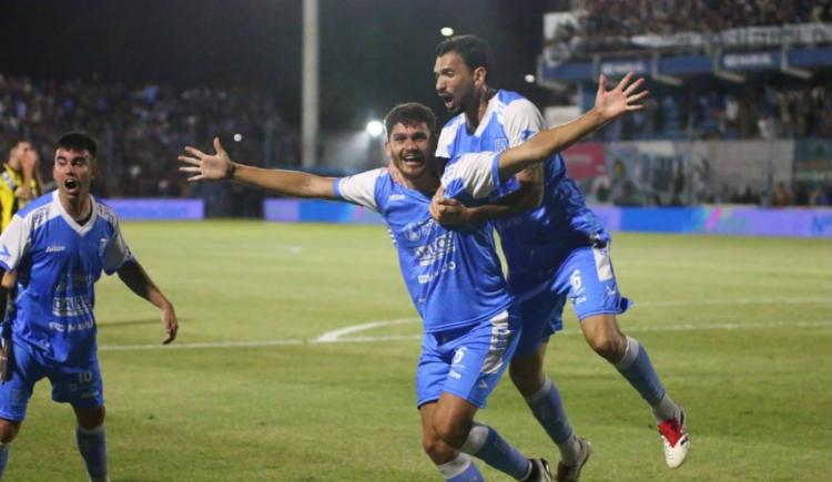 Imagen de Estudiantes de Río Cuarto venció a Deportivo Madryn y sueña con el ascenso a Primera
