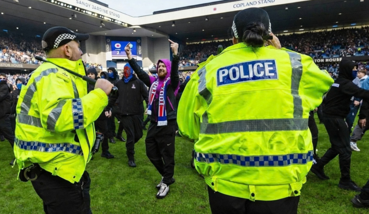 Imagen de El Clásico entre Rangers y Celtic terminó en una batalla campal entre hinchas