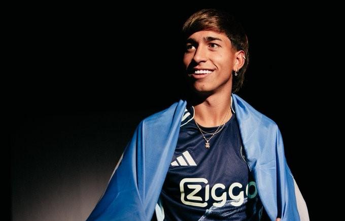 Imagen de Maher Carrizo: emotiva despedida de Vélez y presentación en Ajax