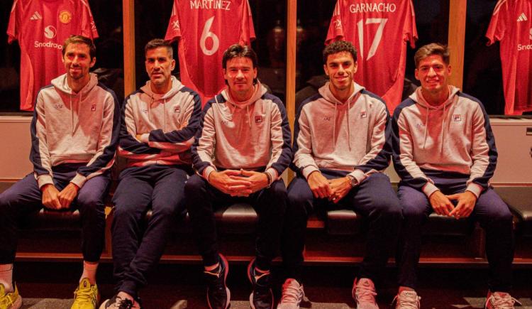 Imagen de El equipo de la Copa Davis visitó la casa de Garnacho y Lisandro Martínez