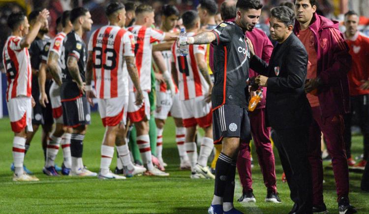 Imagen de Polémica: River pidió penal y Merlos invalidó la acción por una falta