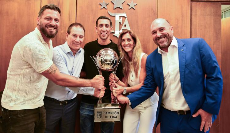 Imagen de Rosario Central anunció que es el campeón de la Liga 2025 y exhibió el trofeo