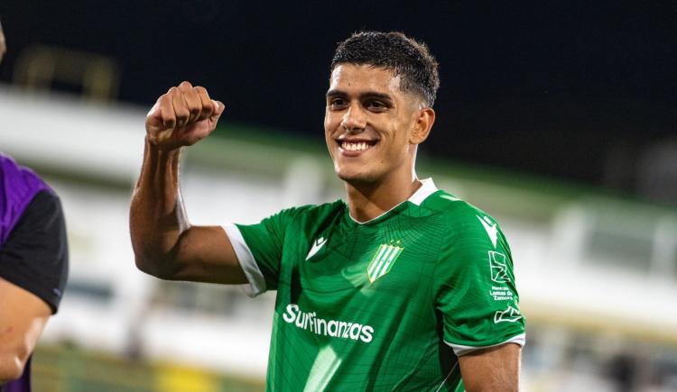 Imagen de Quién es el delantero viral que debutó en Banfield con un gol