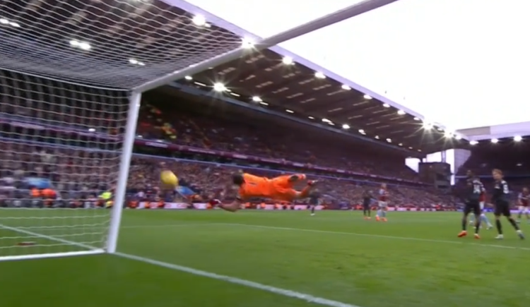 Imagen de Emiliano Martínez y el blooper que protagonizó ante Arsenal