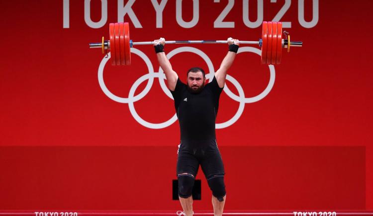 Imagen de TOKIO 2020: SE LESIONÓ LA RODILLA EN LA GUERRA Y GANÓ UNA MEDALLA DE PLATA