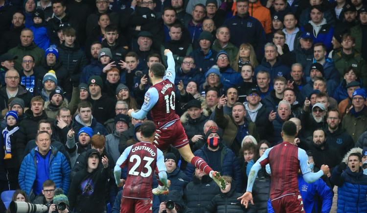 Imagen de EMILIANO BUENDÍA LE DIO EL TRIUNFO A ASTON VILLA Y DIBU MARTÍNEZ LE GANÓ EL DUELO A YERRY MINA