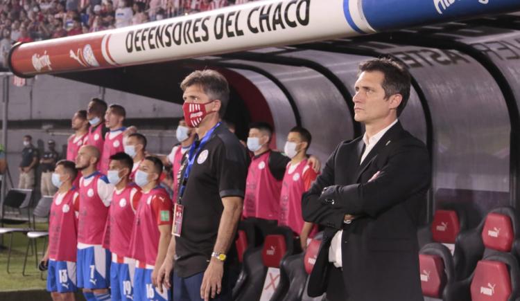 Imagen de TENSIÓN EN EL DEBUT DE GUILLERMO EN PARAGUAY: LOS HINCHAS PIDIERON "QUE SE VAYAN TODOS"