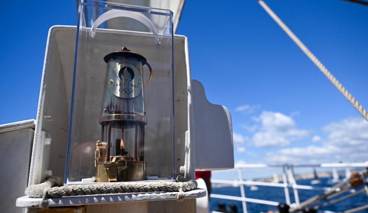 Imagen de La llama olímpica ya alumbra Francia tras llegar al puerto de Marsella