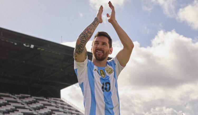Imagen de De estreno: Lionel Messi con la nueva camiseta de la Selección Argentina
