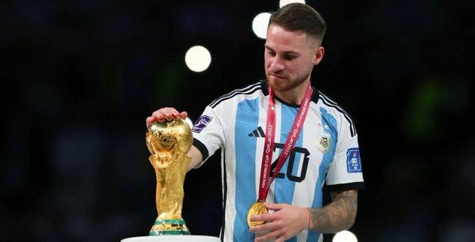 Imagen de Alexis Mac Allister, entre quién usará la 10 y el eterno recuerdo del Mundial