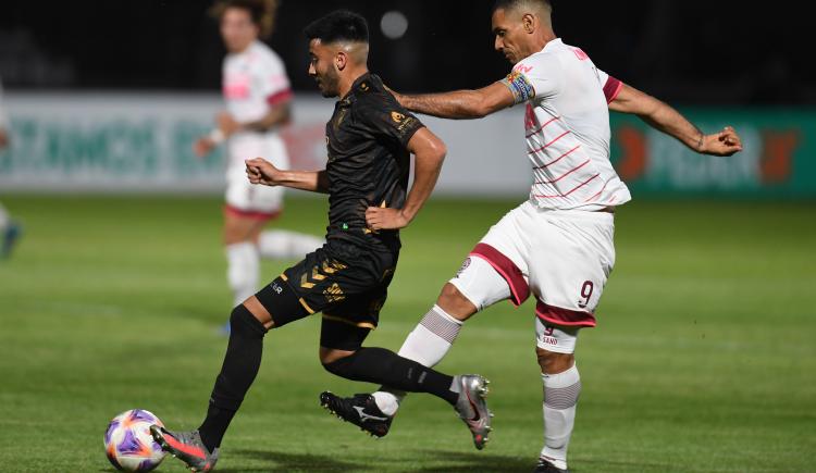 Imagen de Platense y Lanús, a mano en el último partido de Néstor Pitana como árbitro