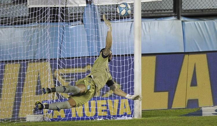 Imagen de RACING SUFRIÓ DE MÁS Y LO TERMINÓ SALVANDO ARIAS