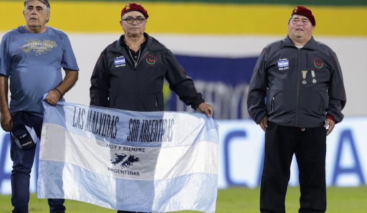 Imagen de El gran gesto de Enzo Pérez con un ex combatiente de Malvinas