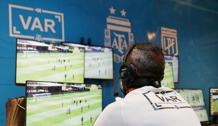 Imagen de Los audios VAR llegaron al fútbol argentino
